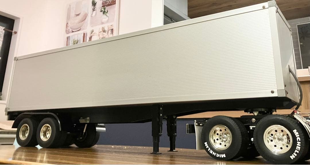 タミヤ 1/14 パネルバン ライトユニット付き トレーラー