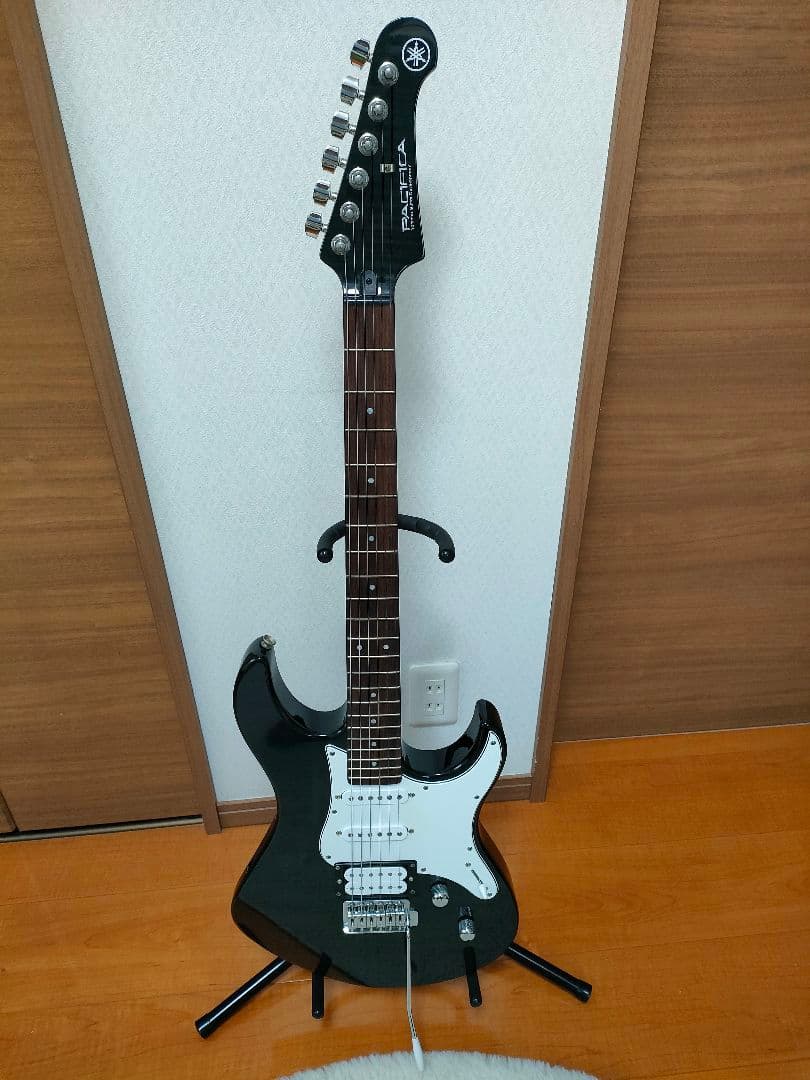 ほぼ新品YAMAHA PACIFICA PAC212VFMブラック（ケース付）