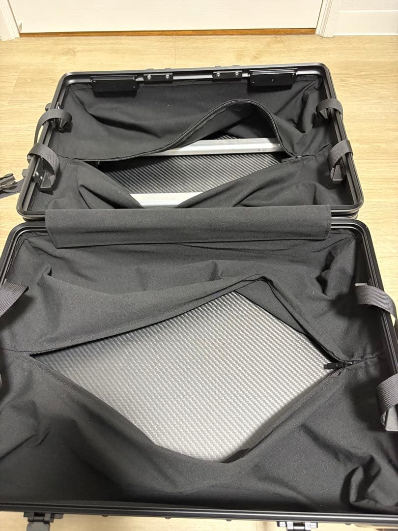 リアルドライカーボン製キャリーケース40L 高さ53cm横35cm奥行21cm