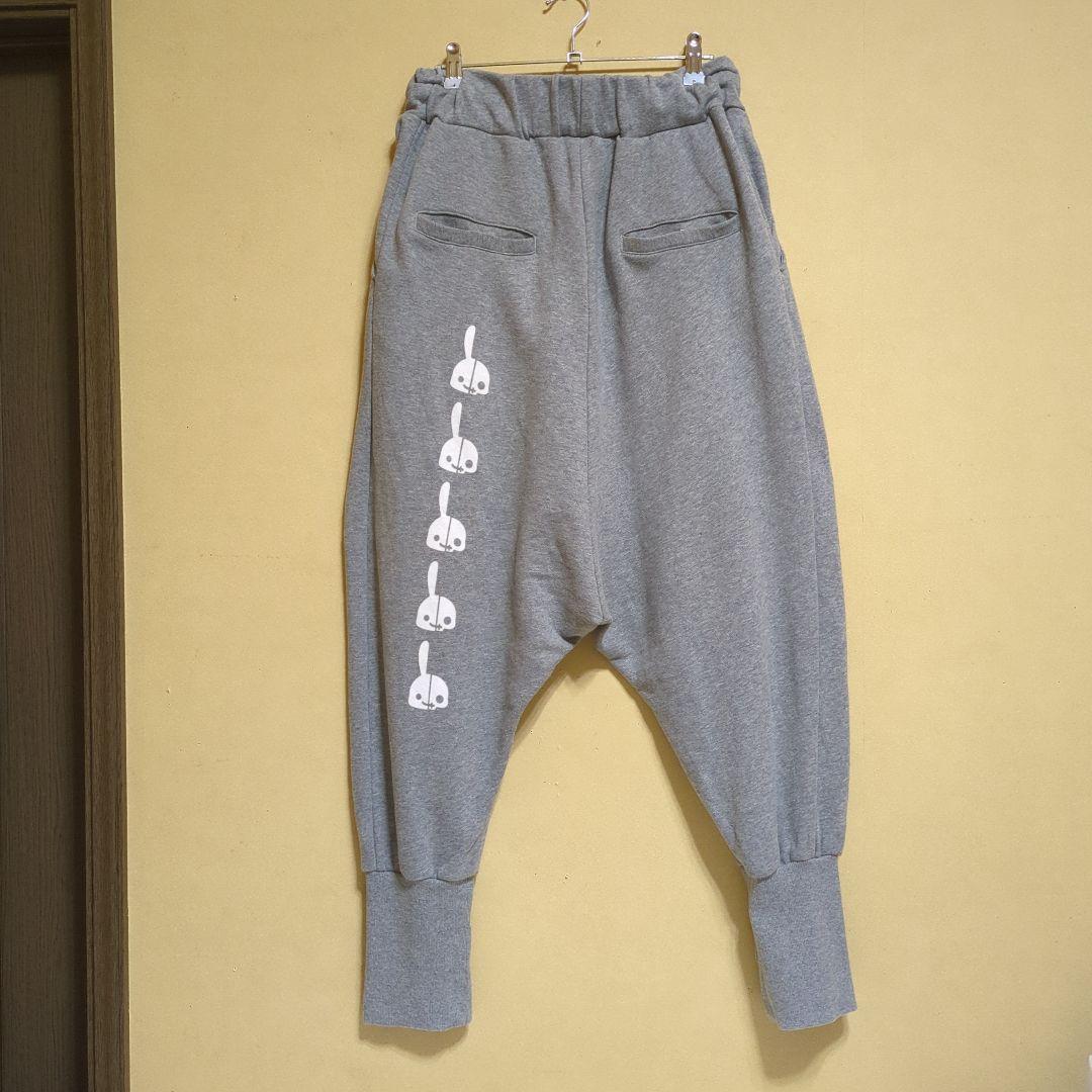 キューンサルエルパンツ ウサギがいる　グレー