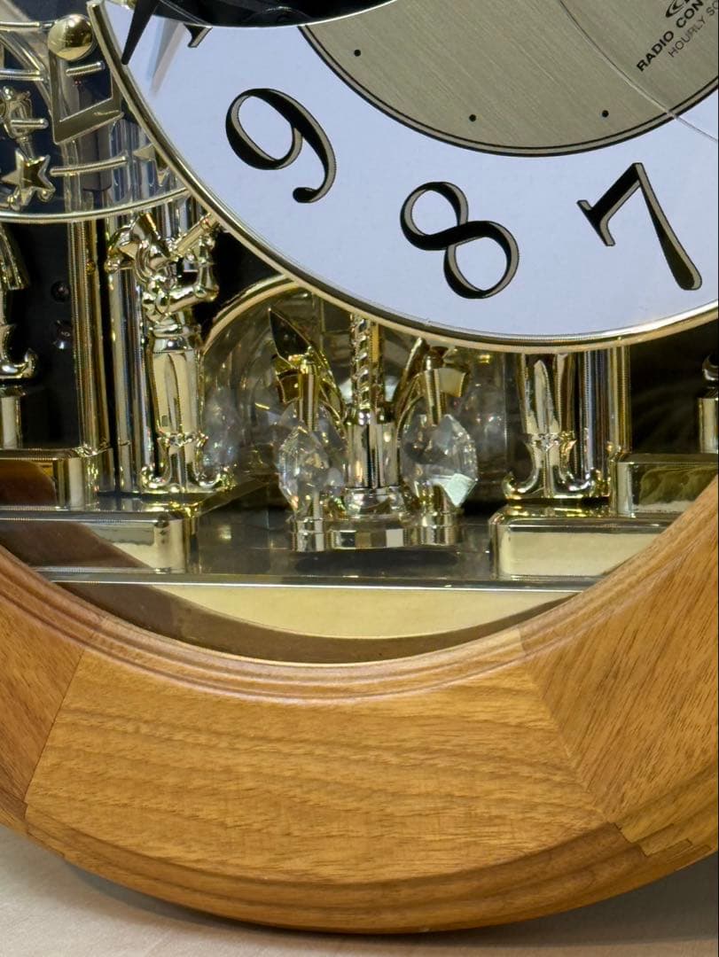 からくり電波時計「スモールワールド」シリーズ　型番: 4MN422RA