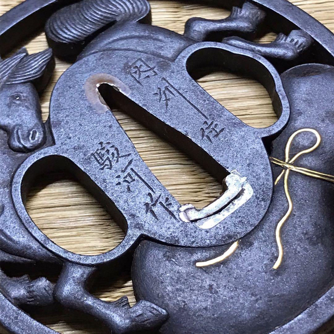 ★時代 /刀剣小道具！『因州住 駿河作』鉄地 瓢箪に馬 透かし 金象嵌 鍔★