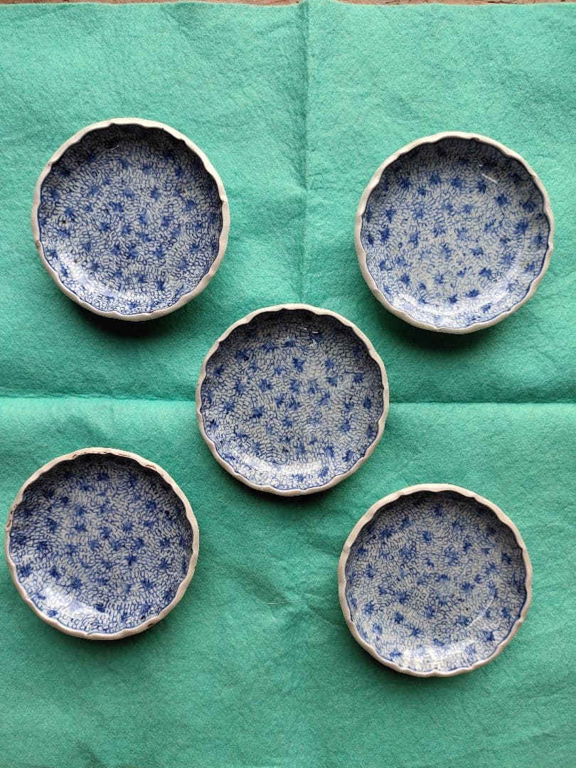レトロな小皿 5枚。多分江戸後期みじん唐草 裏文字あり。