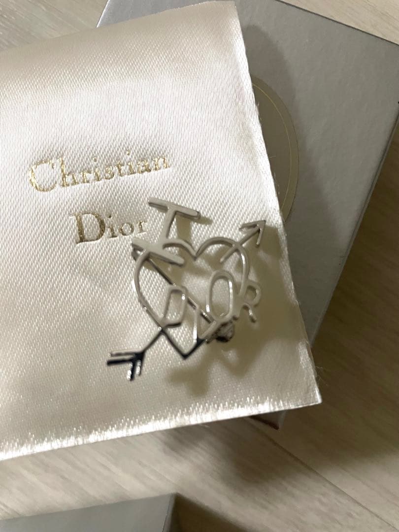 未使用に近い Dior アイラブディオール ハートアンドアロー ブローチ
