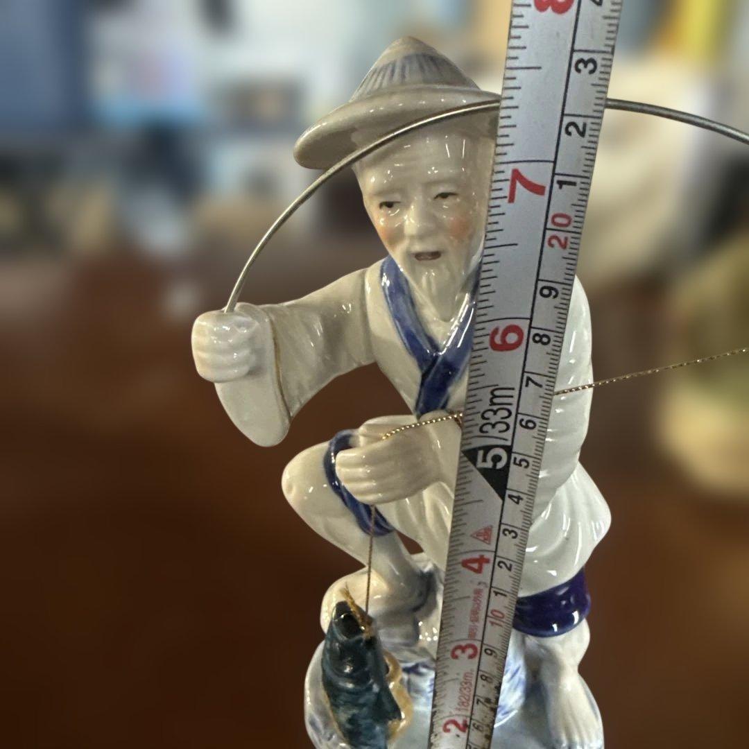 釣りをする老人の陶器像