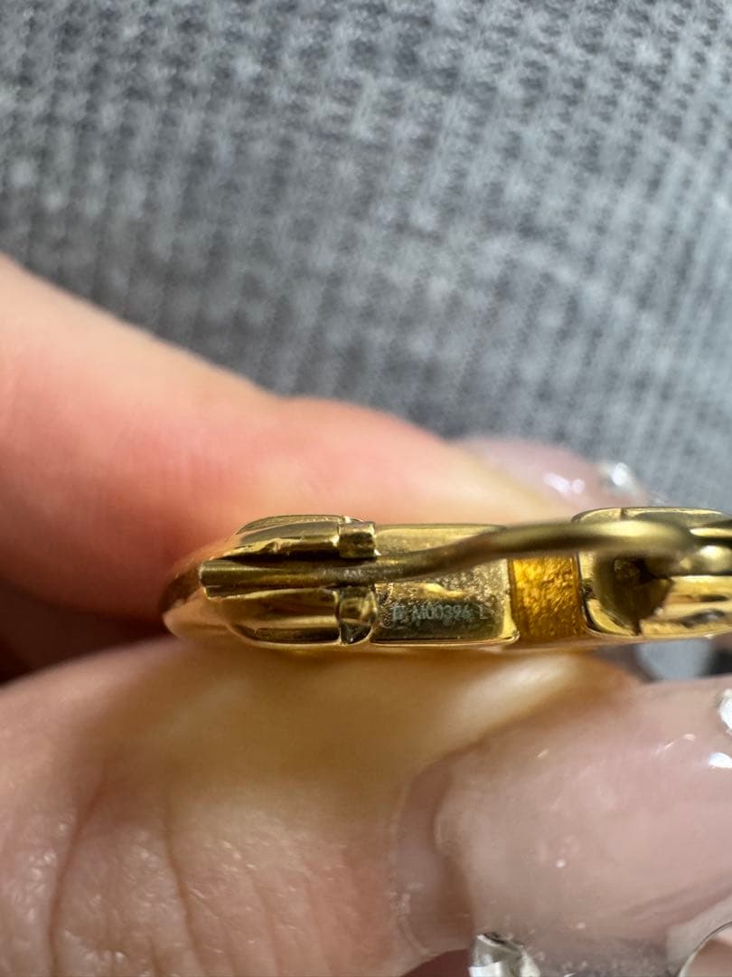 Louis Vuitton ゴールドロゴピアス