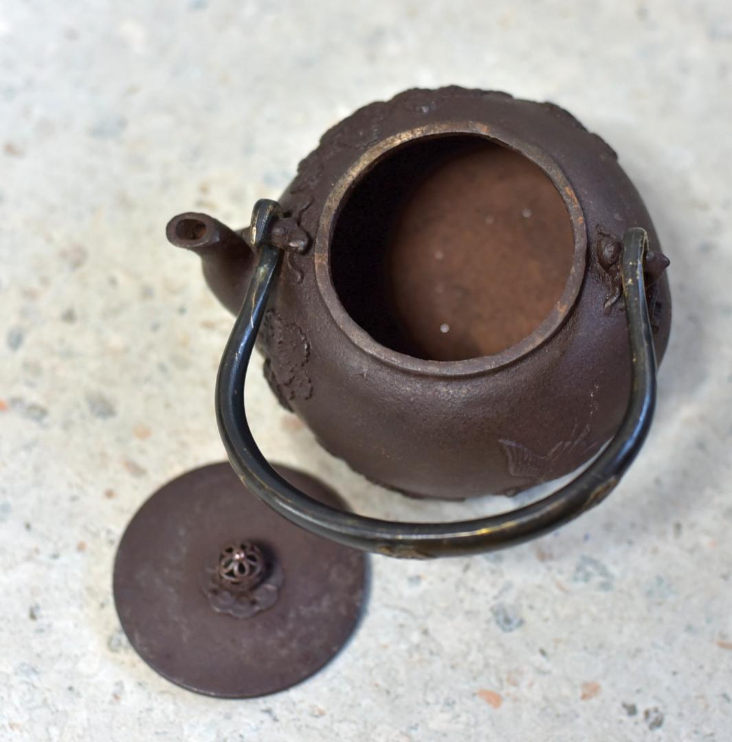 龍文堂造　小ぶりな松、鶴紋持ち手象嵌いり鉄瓶　囲炉裏