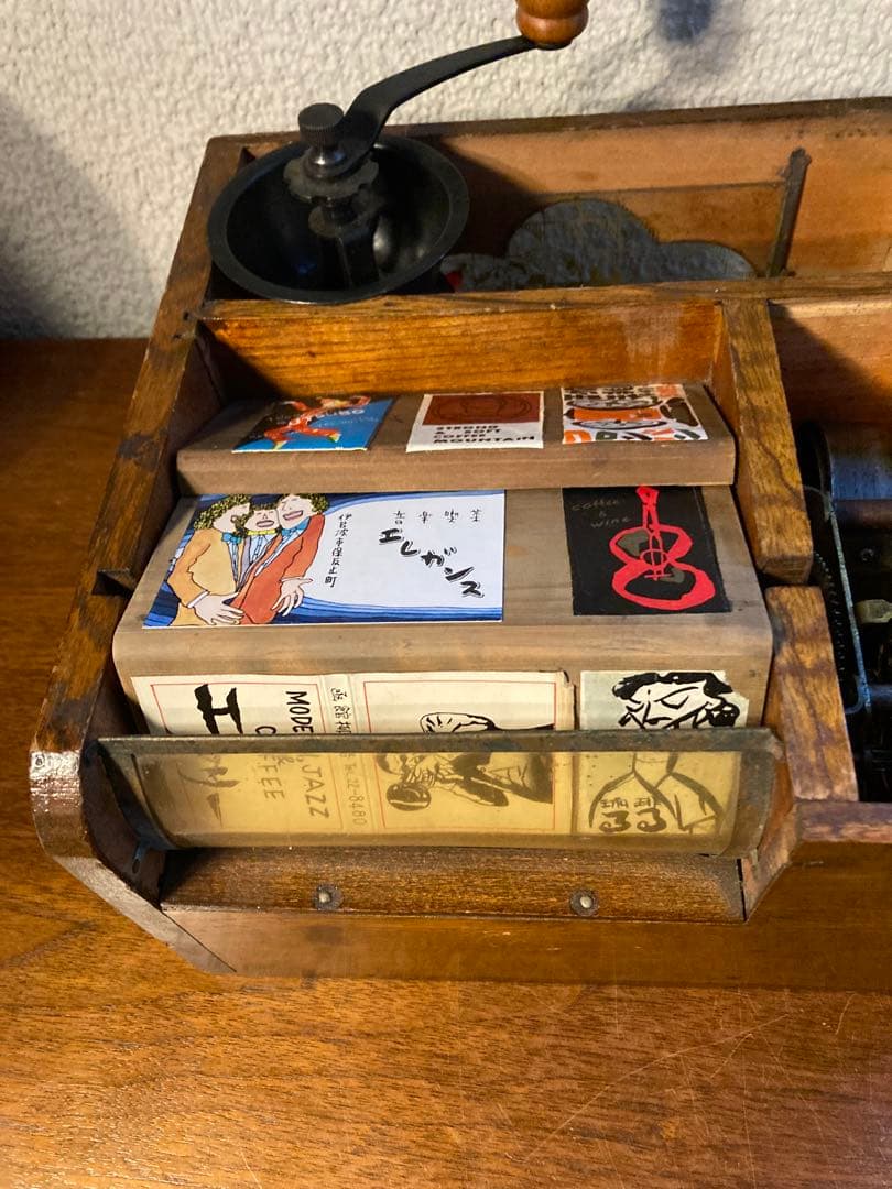 連休特価 喫茶店巡り BOX ゼンマイを回すとゆっくりボードが回転します。