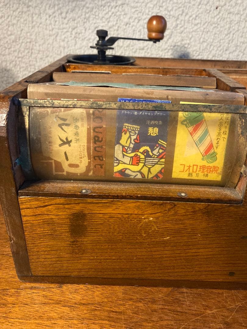 連休特価 喫茶店巡り BOX ゼンマイを回すとゆっくりボードが回転します。