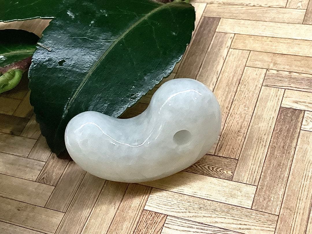 ✳買って損無し‼️氷肌アイスジェイド糸魚川翡翠 本物硬玉勾玉 守護