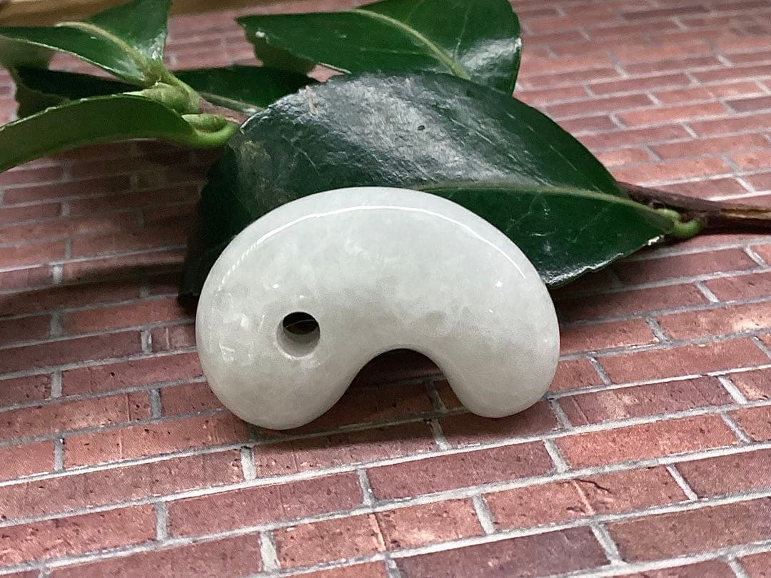 ✳買って損無し‼️氷肌アイスジェイド糸魚川翡翠 本物硬玉勾玉 守護