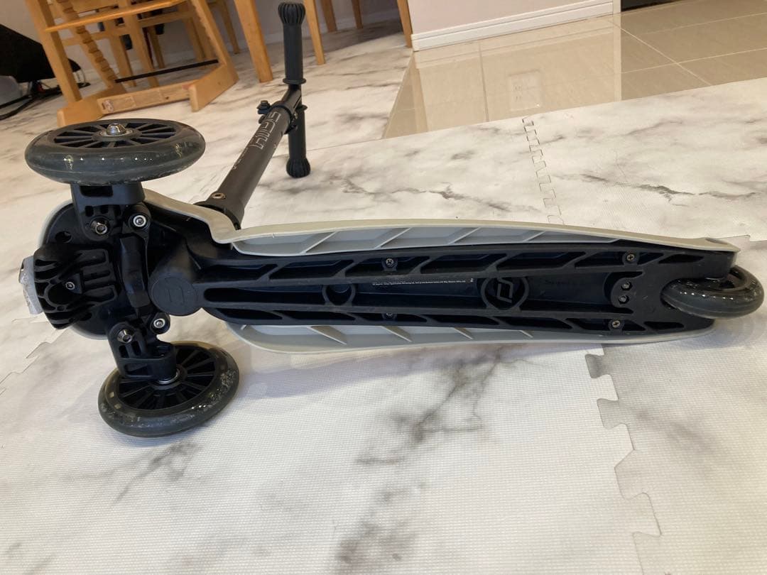 ハイウェイキック3LEDアッシュ キックボードキッズスクーター足けり