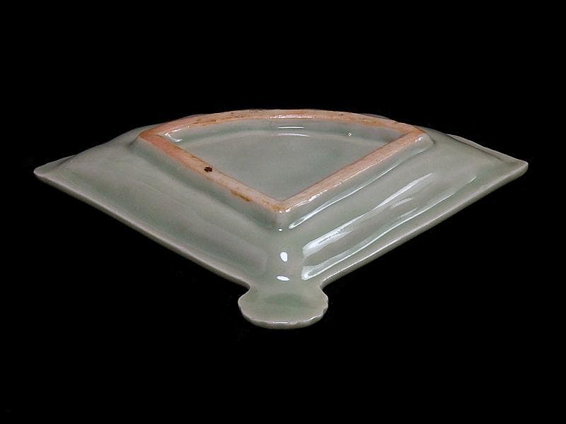 三田青磁 岩に菊の図 扇形手塩皿 C468AS-BZg