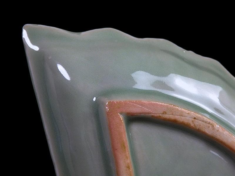 三田青磁 岩に菊の図 扇形手塩皿 C468AS-BZg