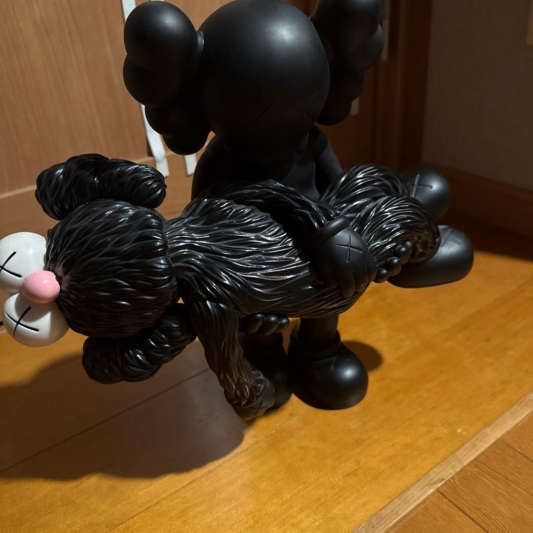 KAWS ブラック
