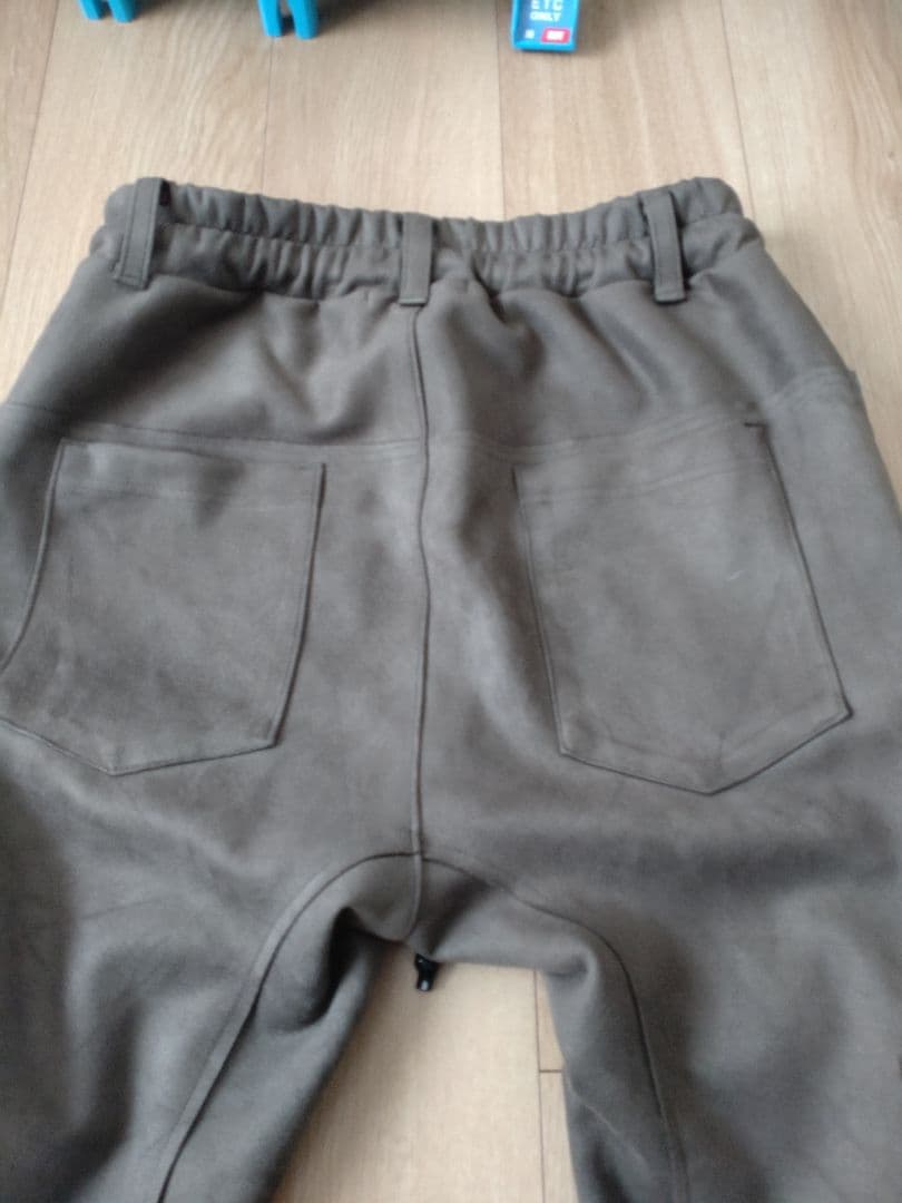 ミスチル桜井さん着用フランシストモークス スエードサルエルパンツ