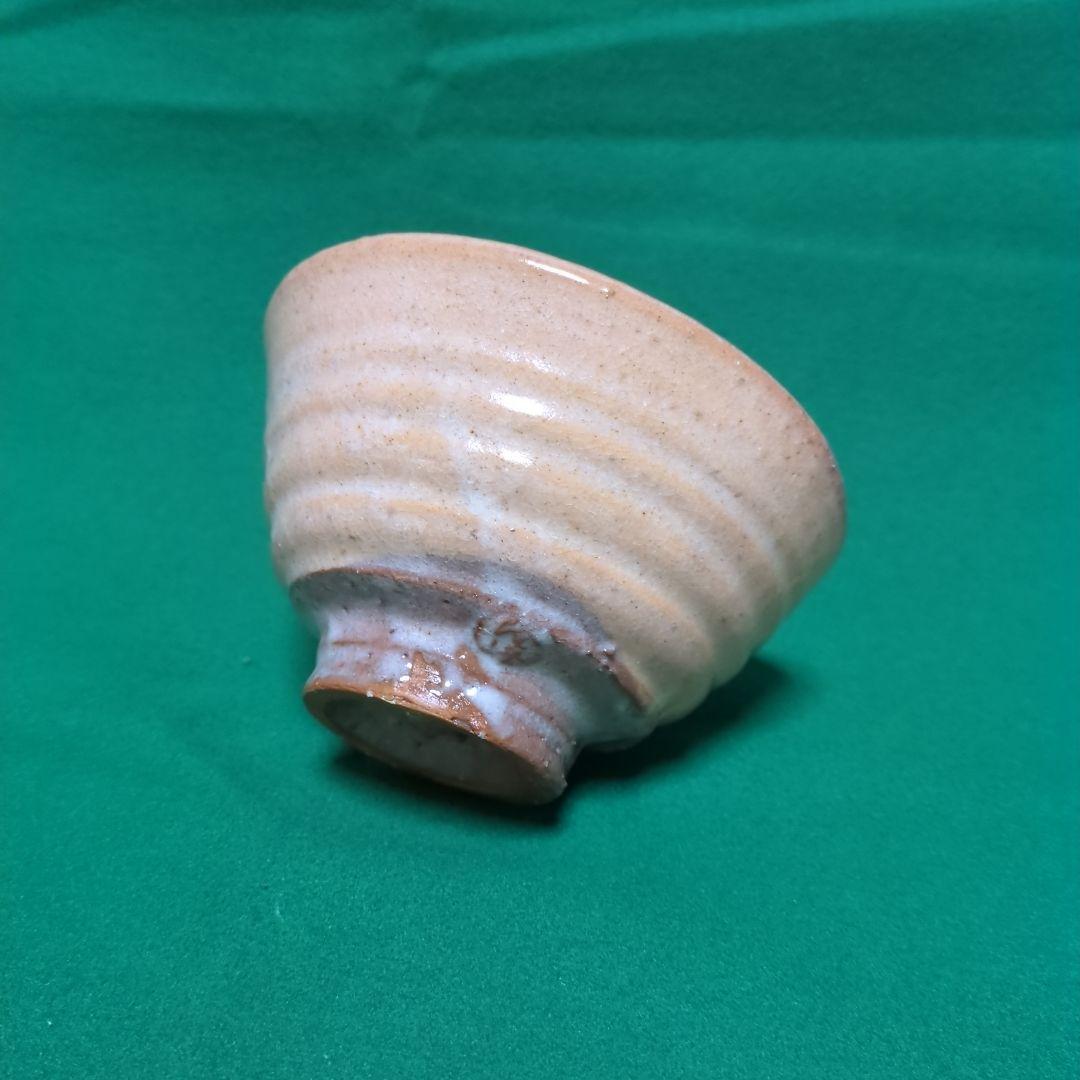 ストライプ模様のベージュ茶碗