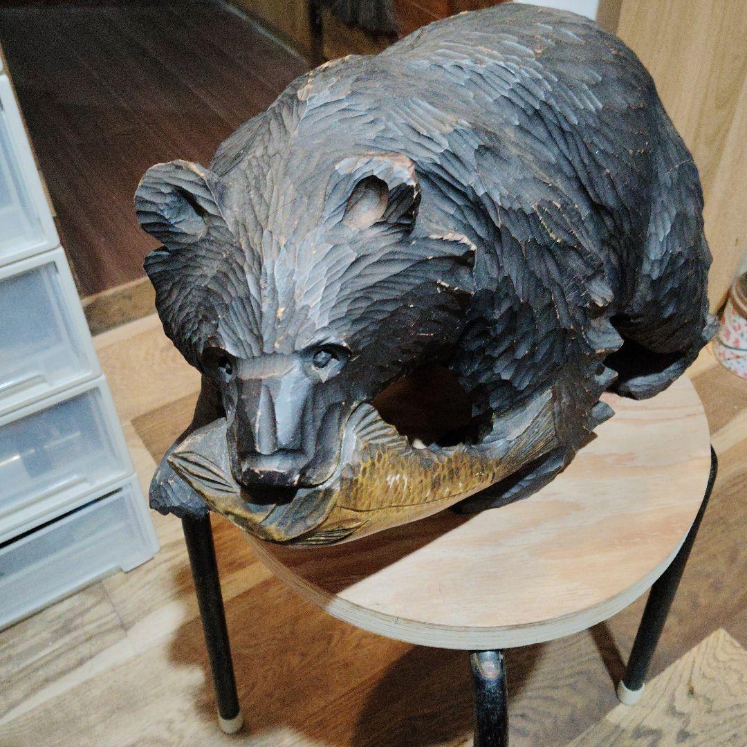 特別ホビー・楽器・アート - 木製クマの彫刻 魚を咥えたデザイン K10724165