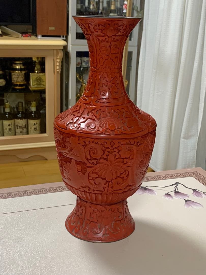 堆朱赤色の彫刻漆器風景花瓶高さ30cm以上
