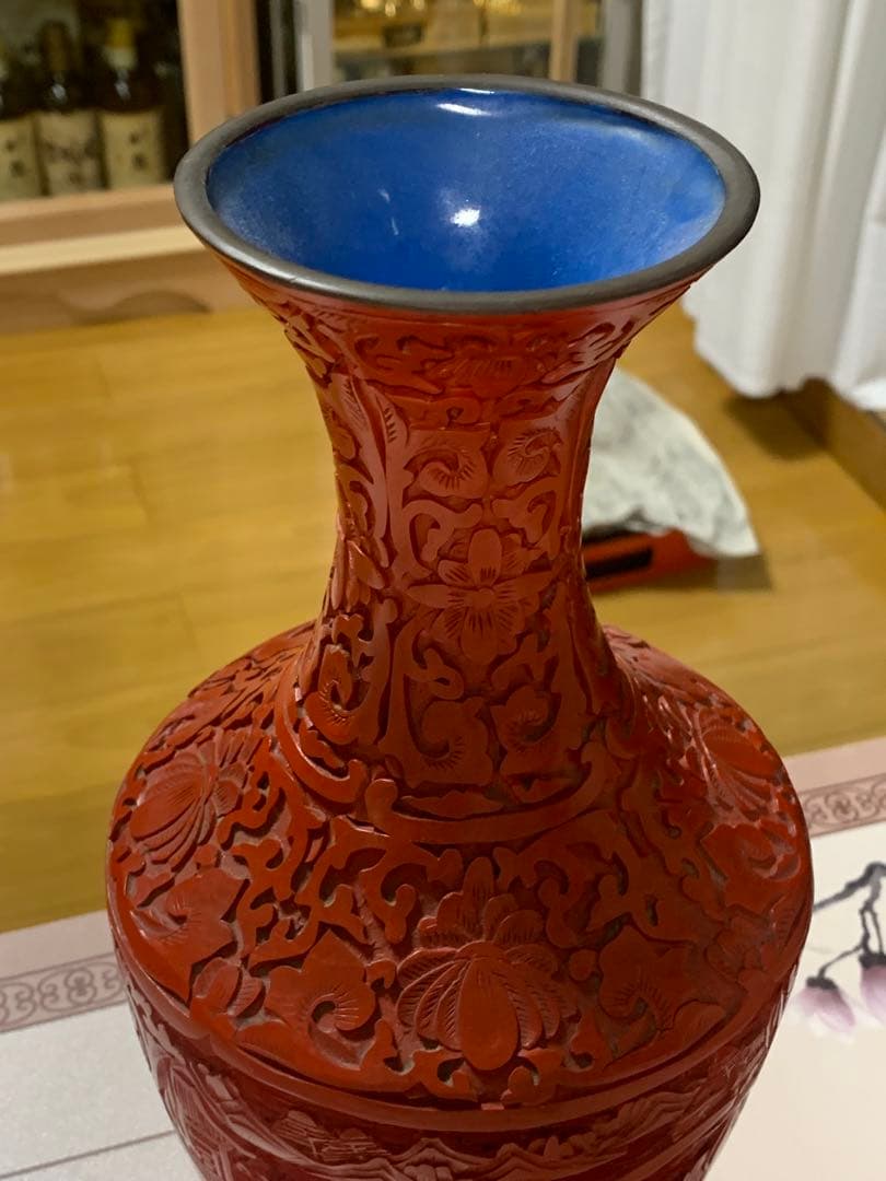 堆朱赤色の彫刻漆器風景花瓶高さ30cm以上