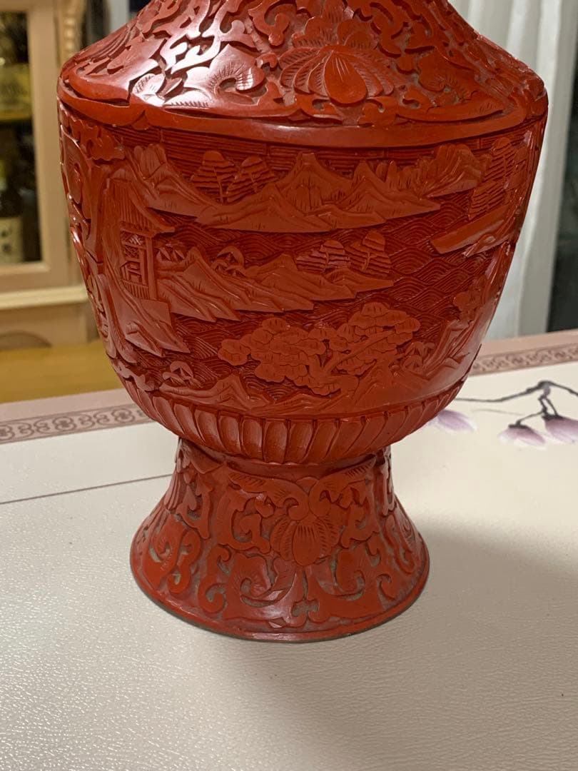 堆朱赤色の彫刻漆器風景花瓶高さ30cm以上