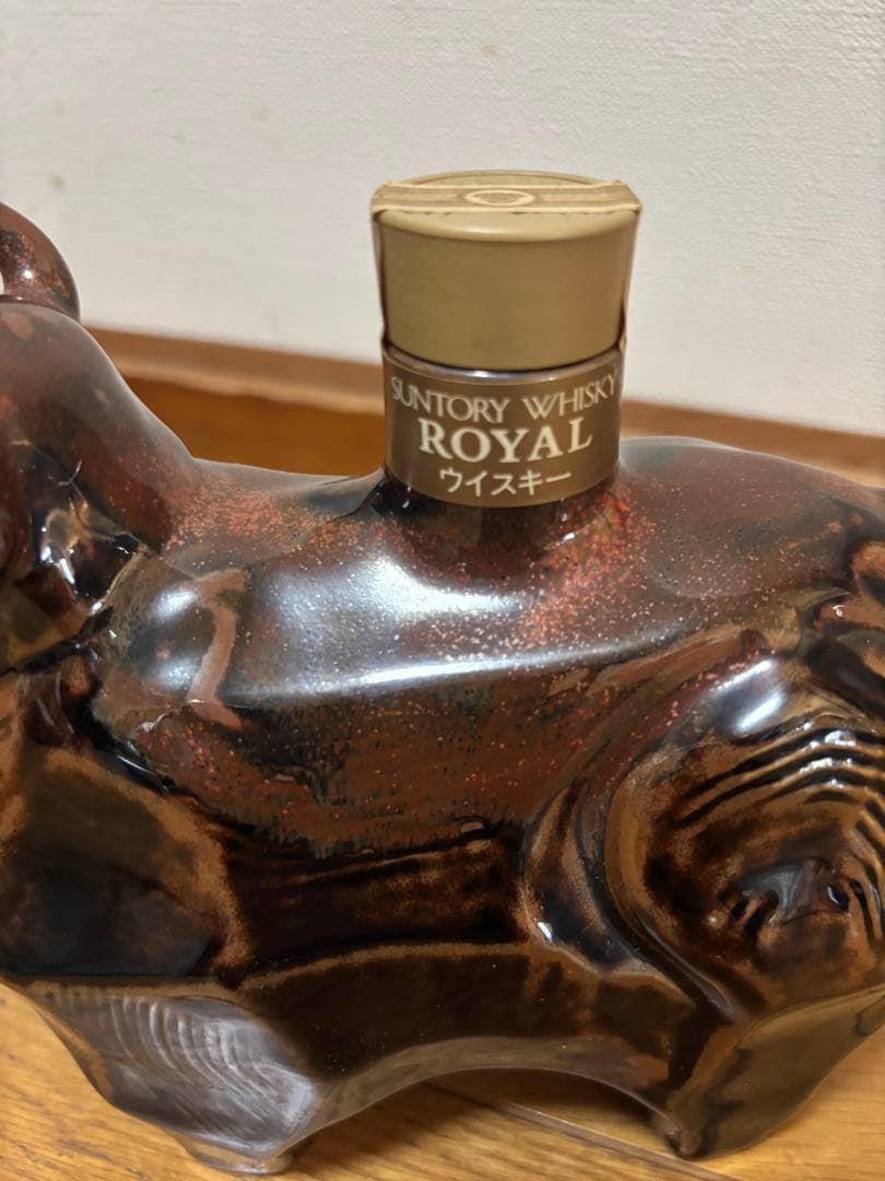 未開栓】干支 丑 牛型 陶器 ウイスキー サントリー ローヤル12年