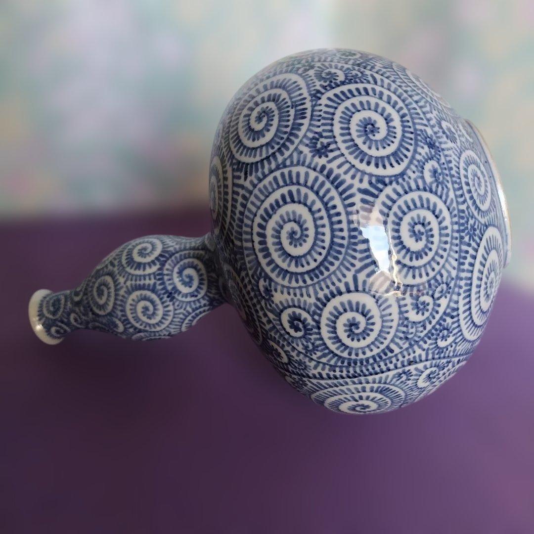 青と白の渦巻き模様(蛸唐草模様)の陶器壺 - メルカリ