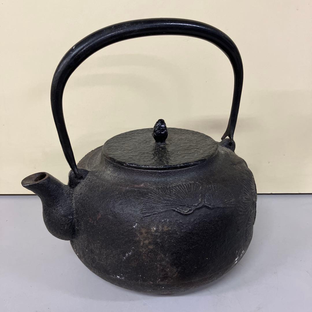 E-1 昭和レトロ 当時物 古道具 伝統工芸品 鉄瓶 松葉紋様 霰 丸型 やかん E-1 昭和レトロ 当時物 古道具 伝統工芸品 鉄瓶 松葉紋様 霰 丸型