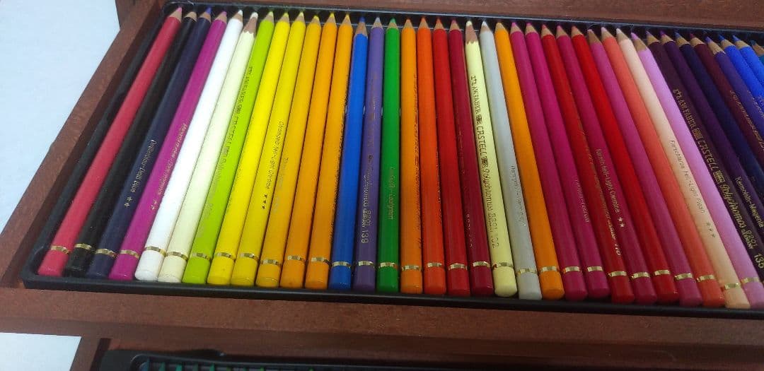 ポリクロモスのファーバーカステルの木箱入り油性色鉛筆100色