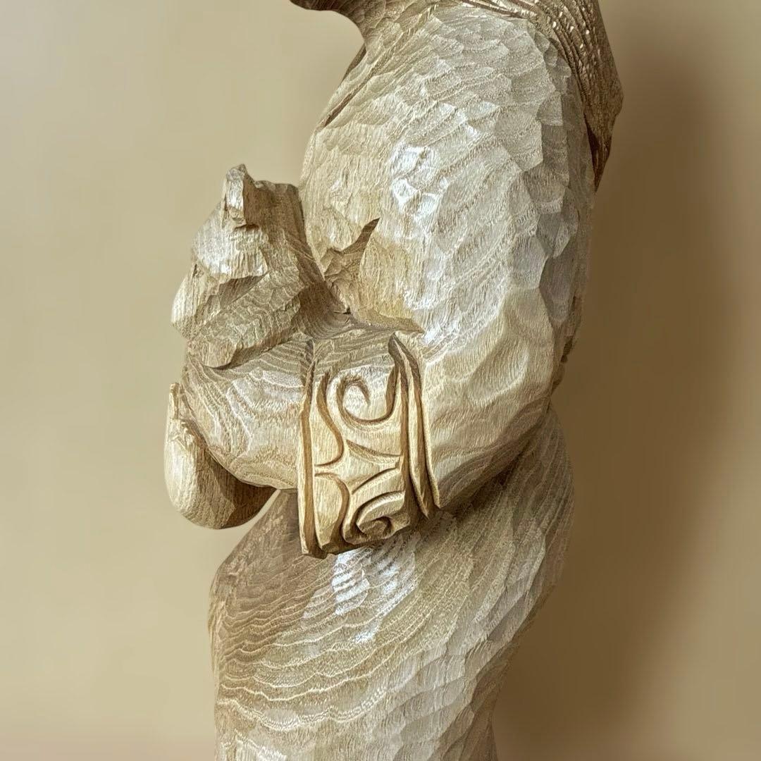 クマを抱いたアイヌ民族の木彫り人形 北海道 置物 彫刻 民芸品 ハンド