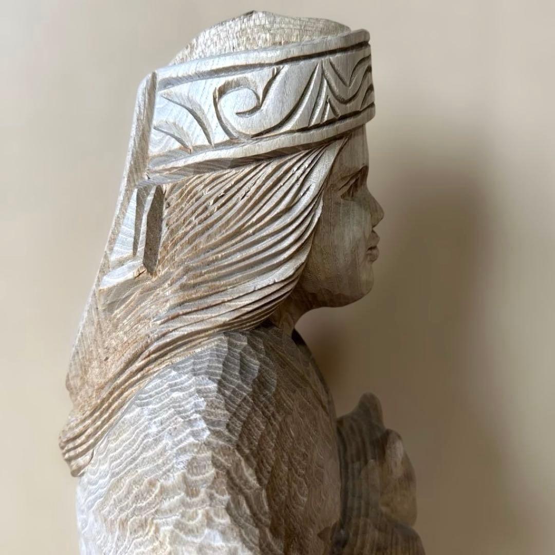 クマを抱いたアイヌ民族の木彫り人形 北海道 置物 彫刻 民芸品 ハンド