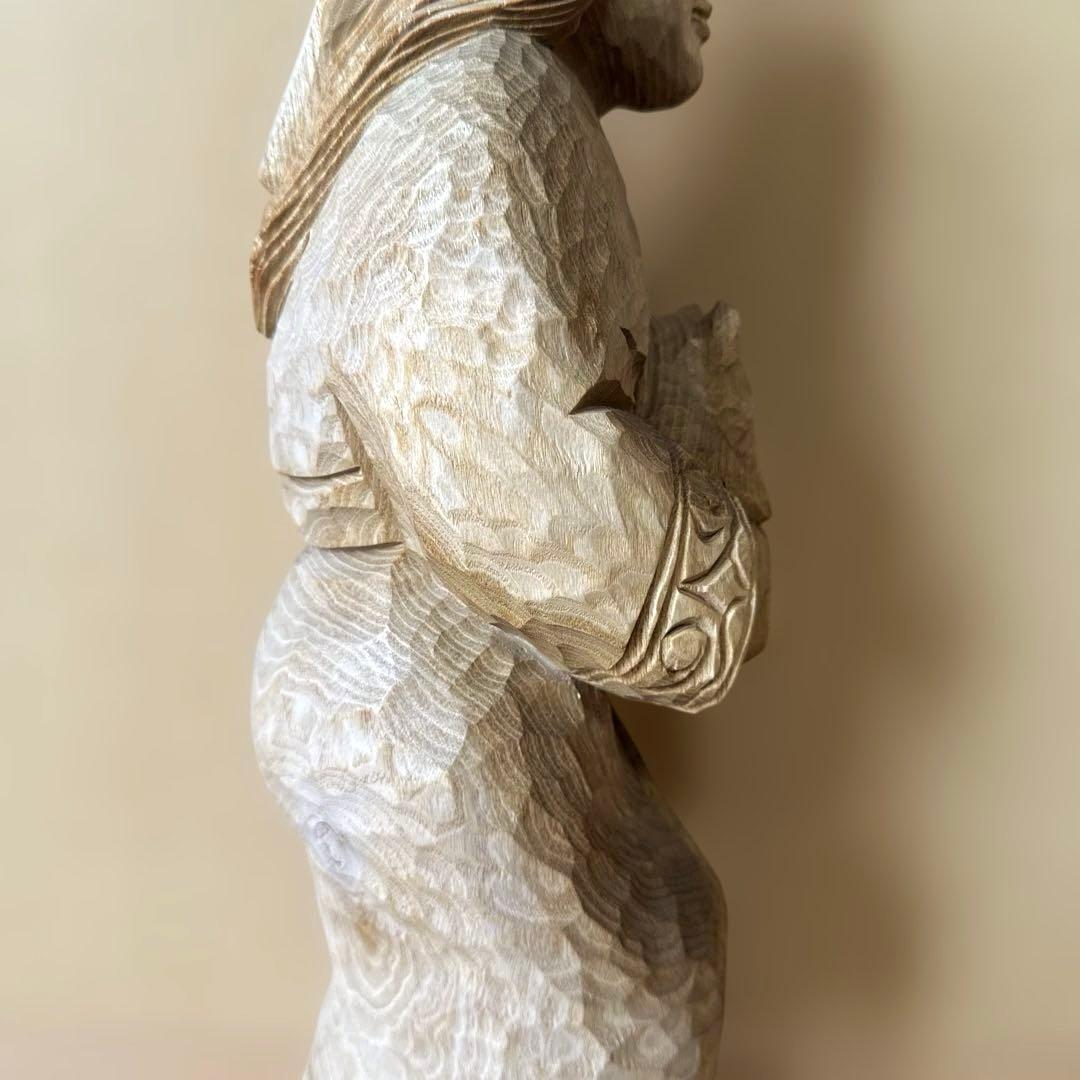 クマを抱いたアイヌ民族の木彫り人形 北海道 置物 彫刻 民芸品 ハンド