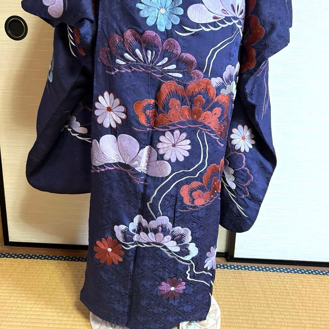 素敵な昭和アンティーク松と菊の刺繍中振袖 フルセット - 着物・浴衣
