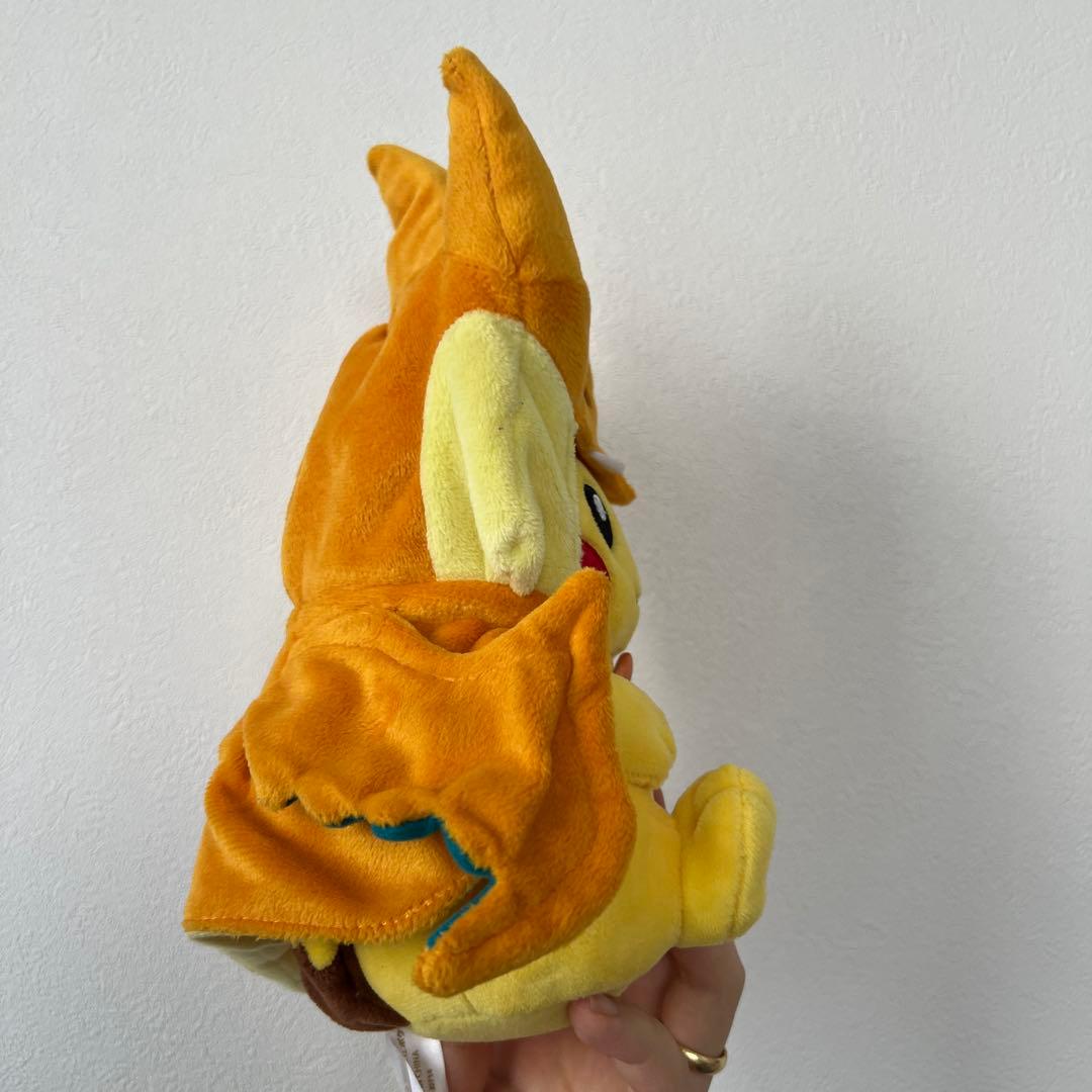 【タグ付き　超美品】ポケモンセンター メガリザードン　ポンチョを着たピカチュウ