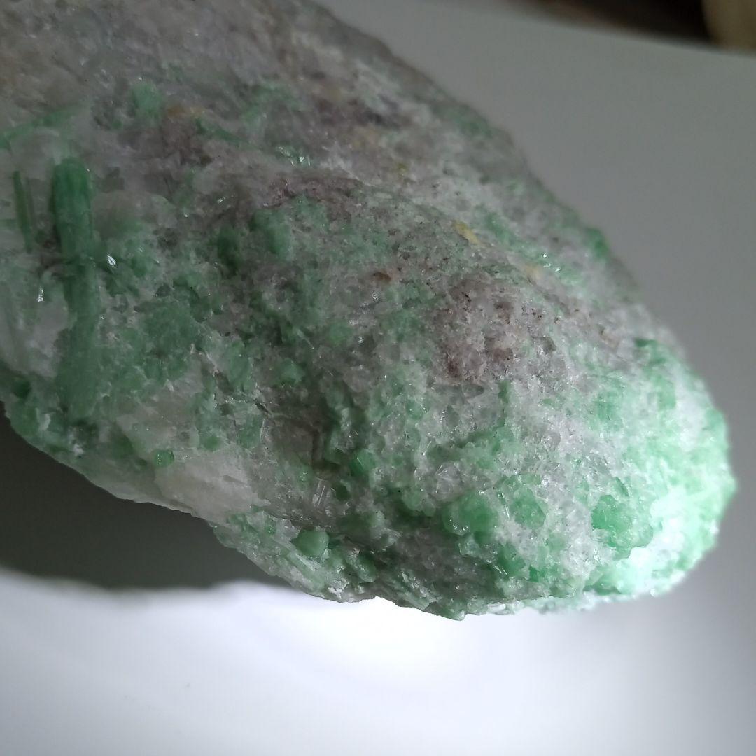 今だけエメラルド原石✨ずっしり470g　11 x 7.5cm　鉱物 標本サンプル