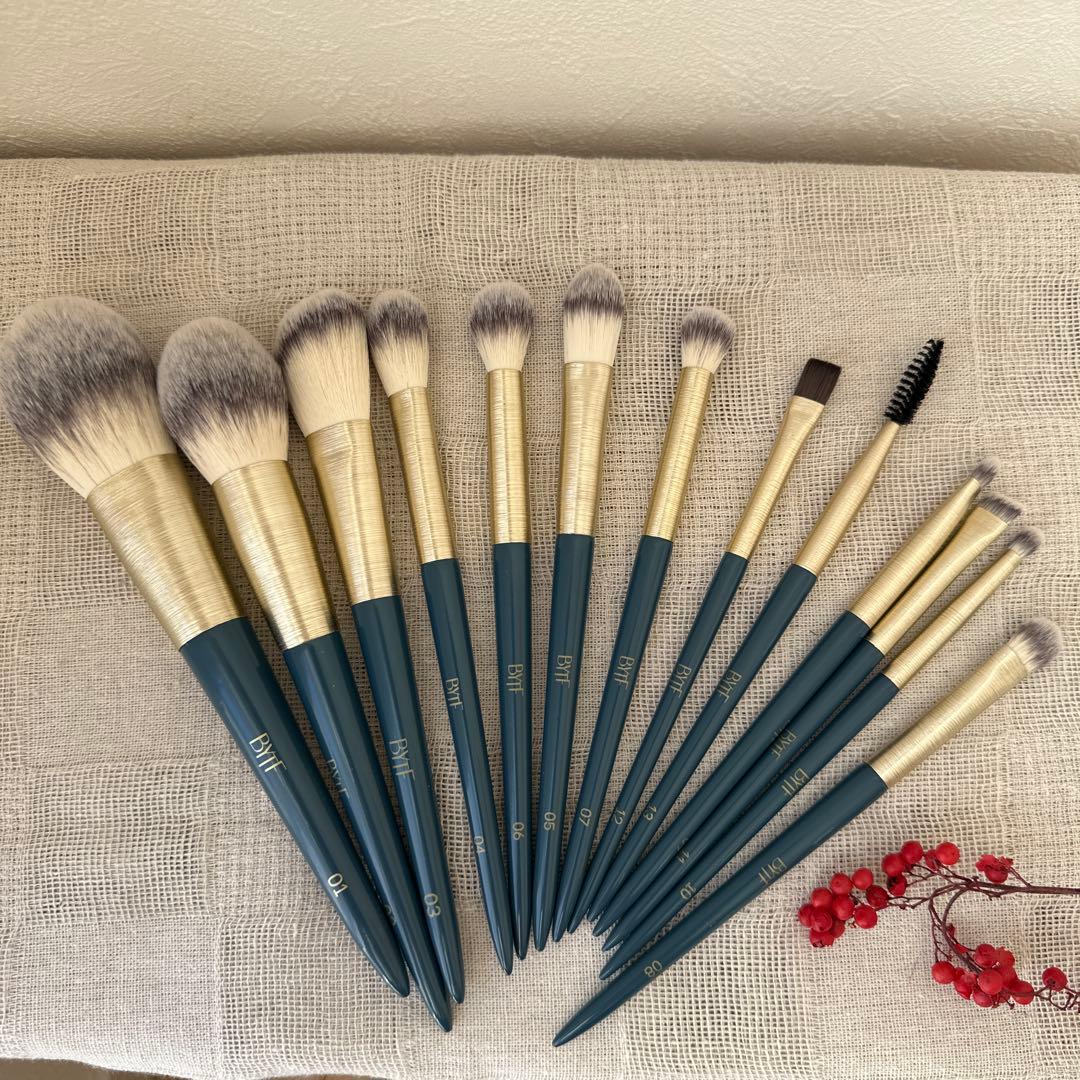 BYTF ビーワイティーエフ アンビションメイクアップブラシ アヤバネッサ