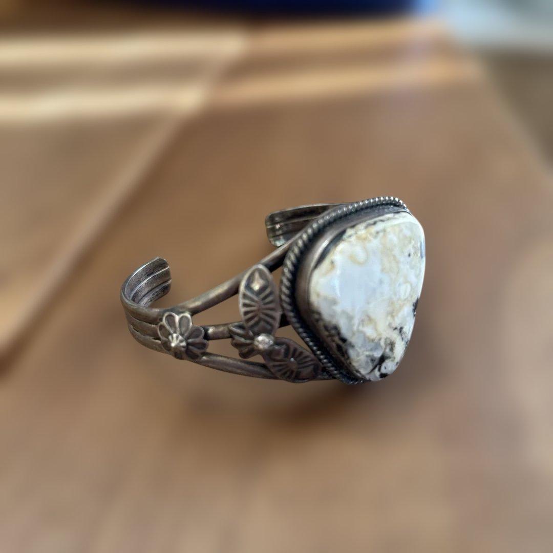 シルバー バングル 三角形の石 花の装飾