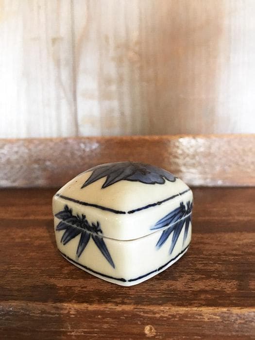 香合 菱形 笹りんどう 染付 銘あり 共箱付 古物 19.01.12-1
