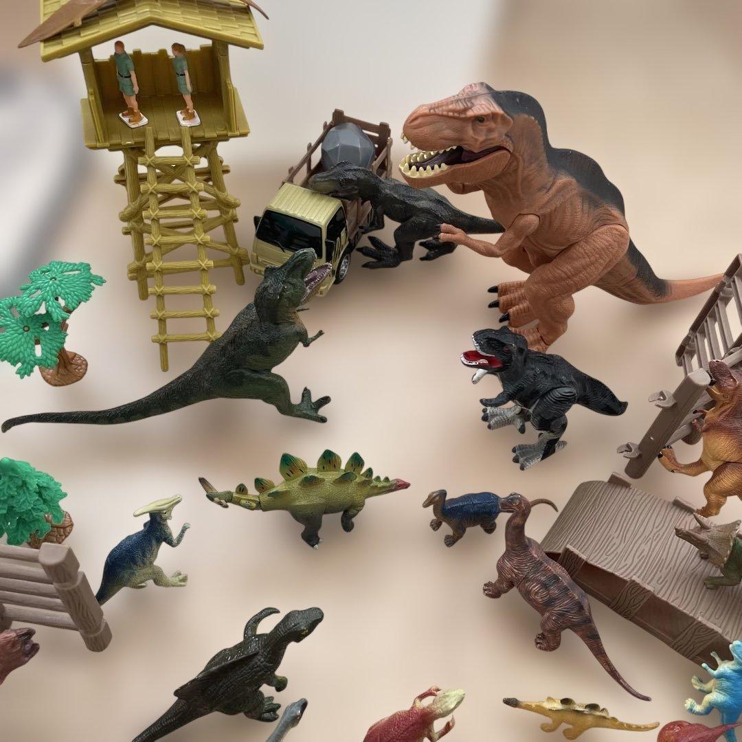 恐竜フィギュアセット 約46体程＋車や木など、動く恐竜あり