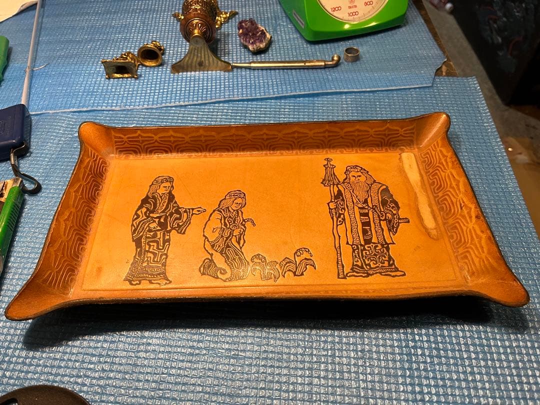 アイヌ民芸品、アイヌ革のトレイ、革のお盆、アイヌ小物入れ