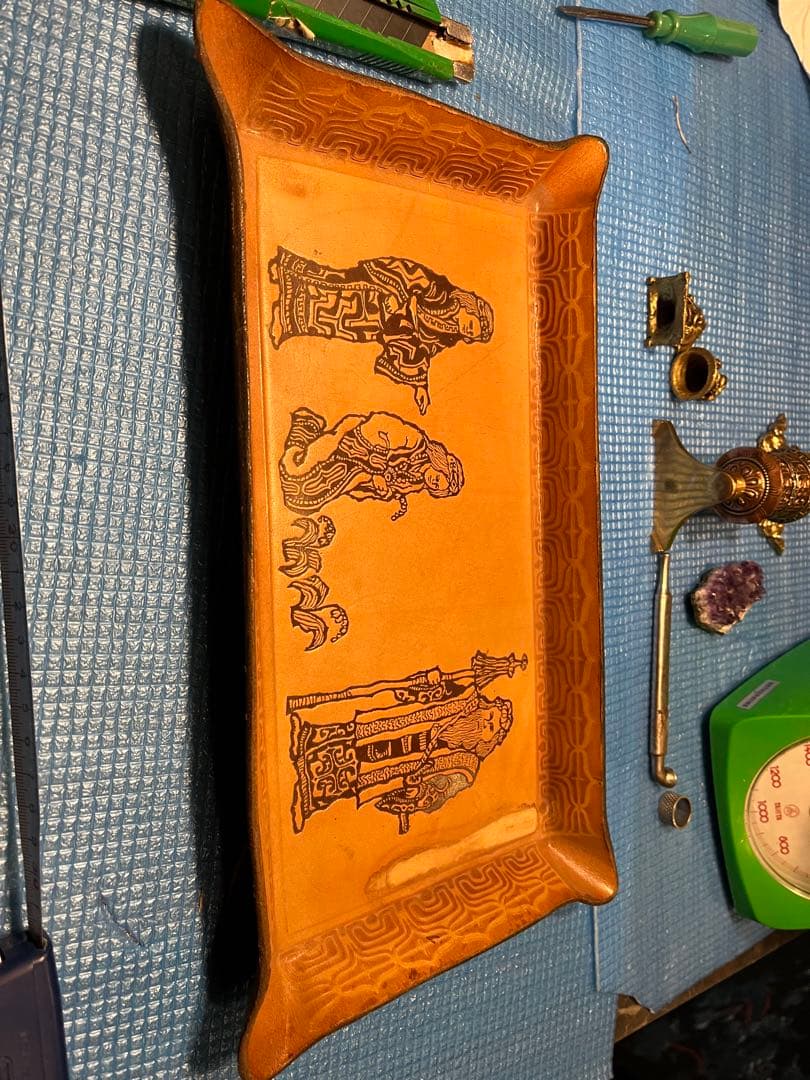 アイヌ民芸品、アイヌ革のトレイ、革のお盆、アイヌ小物入れ