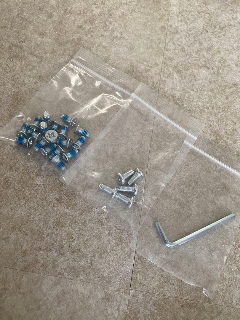 美品☆エアリゾーム　Leith ランドリーラック 突っ張り　可動棚