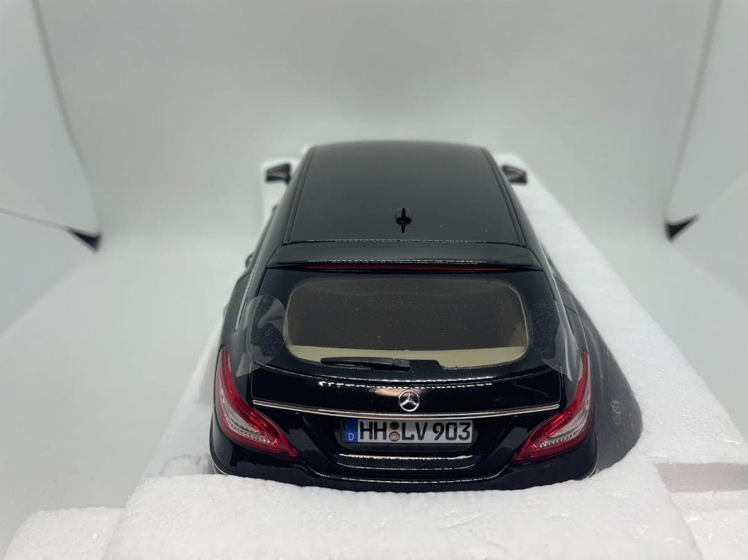 304-031 ノレブ 1/18 メルセデスベンツ CLS Shooting