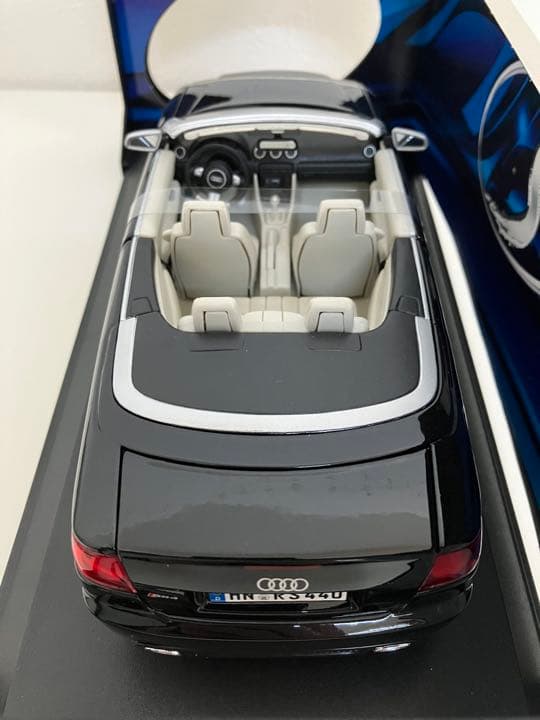 【Audi RS4】1/18 マイスト製 ミニカー箱付