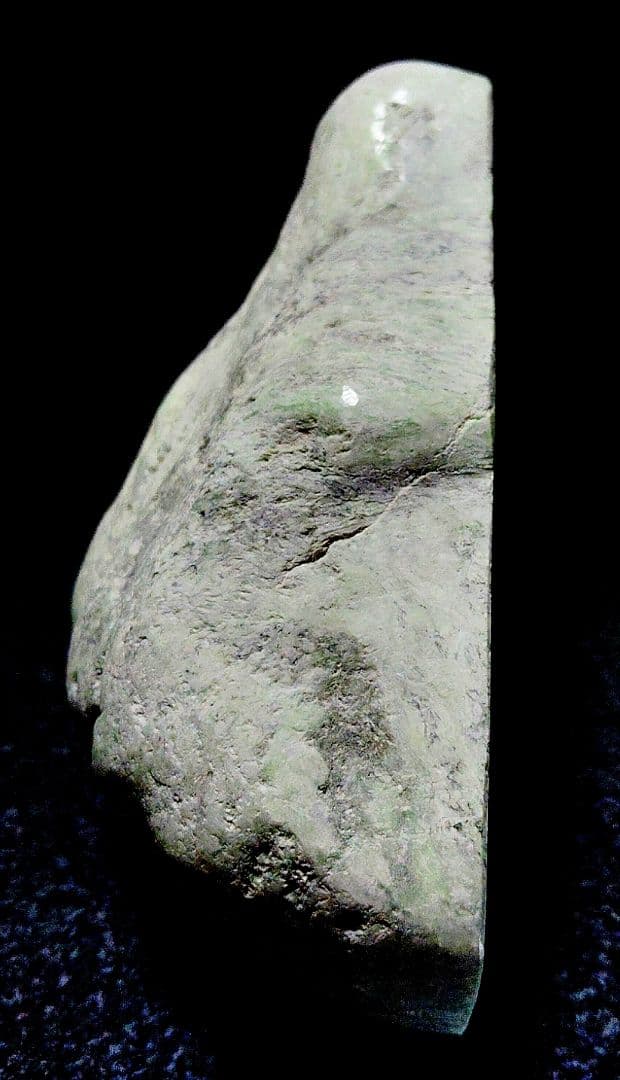 ☆翡翠原石☆糸魚川硬玉【小滝・川ズレ・カット1.5kg】