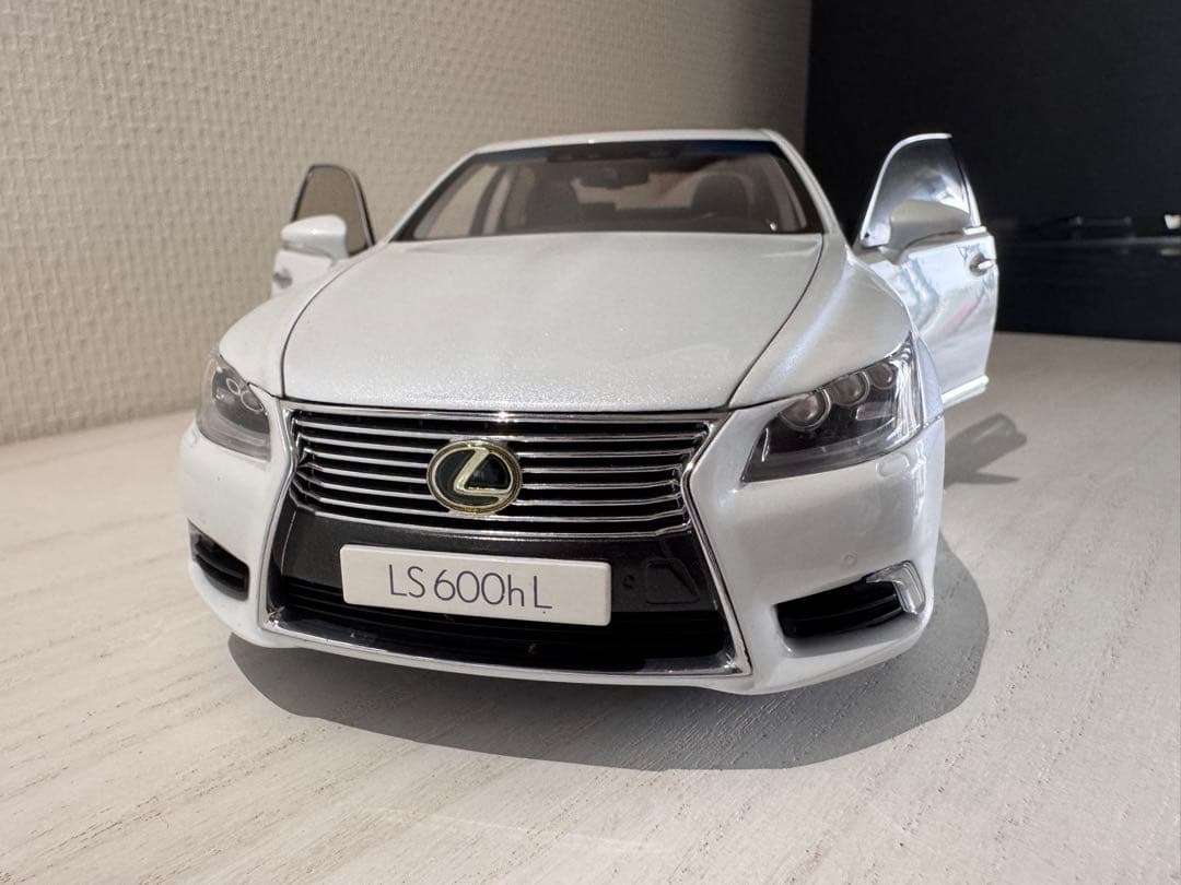 Lexus LS600h 1:18 ホワイト