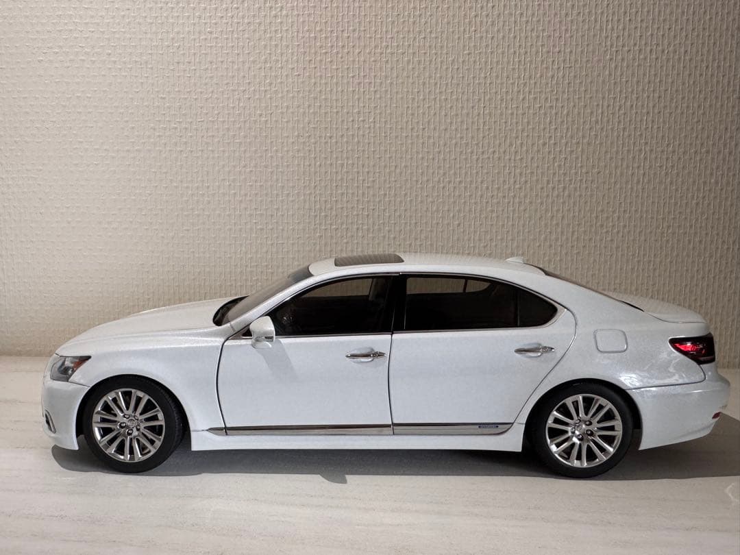 Lexus LS600h 1:18 ホワイト