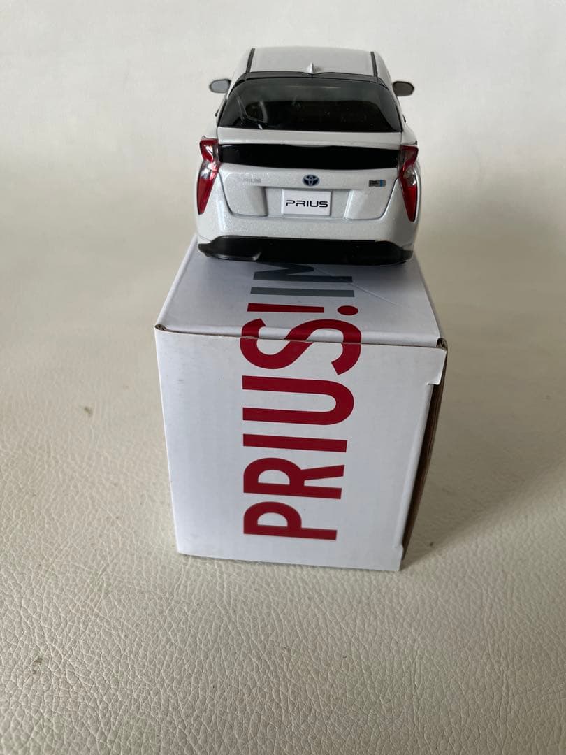 トヨタ プリウス 色見本 50系前 ② 070 ホワイトパールクリスタルシャイン