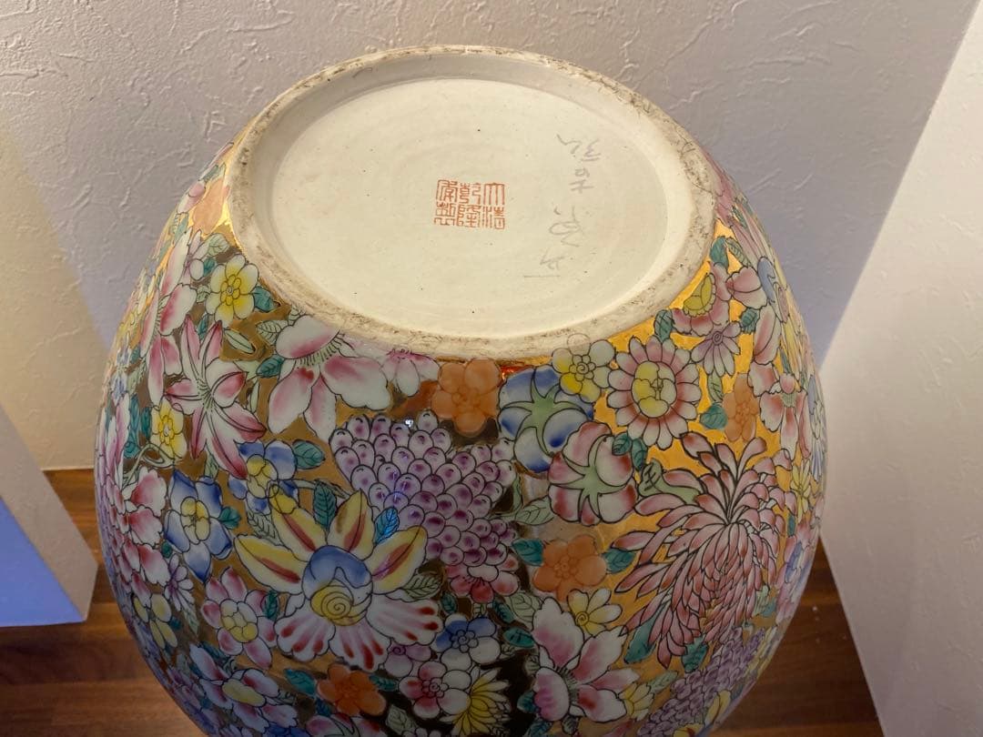 大清乾隆年製款 粉彩金地萬花紋天球瓶 金彩 五彩 色絵磁器 - メルカリ