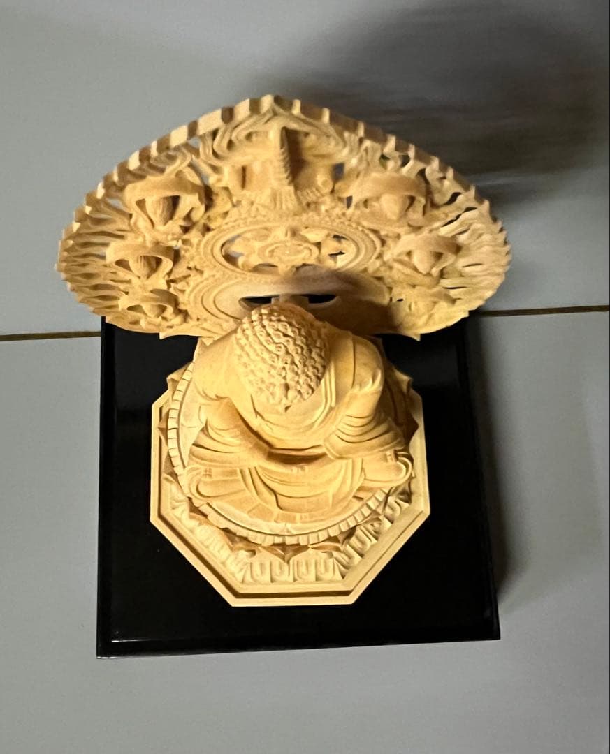 仏像 柘植 木彫 座釈迦 台座付 飛天光背 アクリルケース付き 18